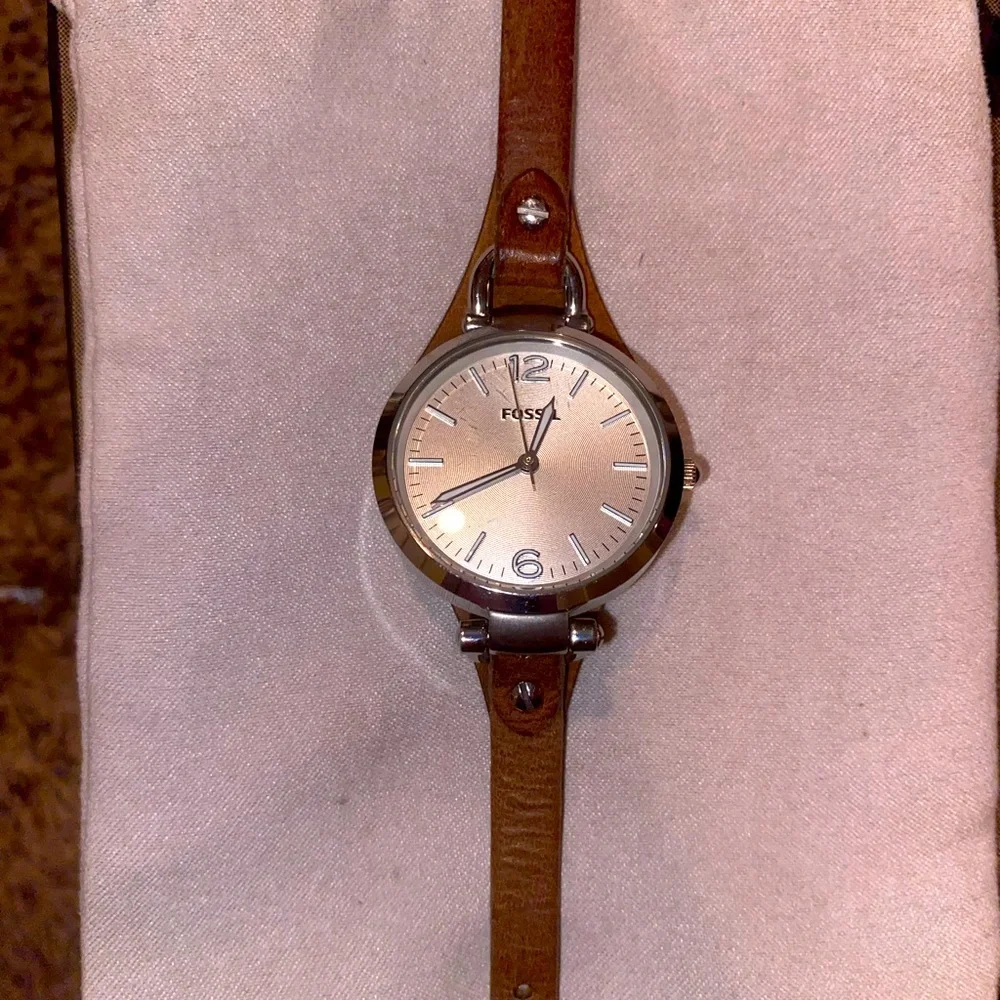 Women’s Fossil Watches Genuine Leather - Picture 1 of 4
